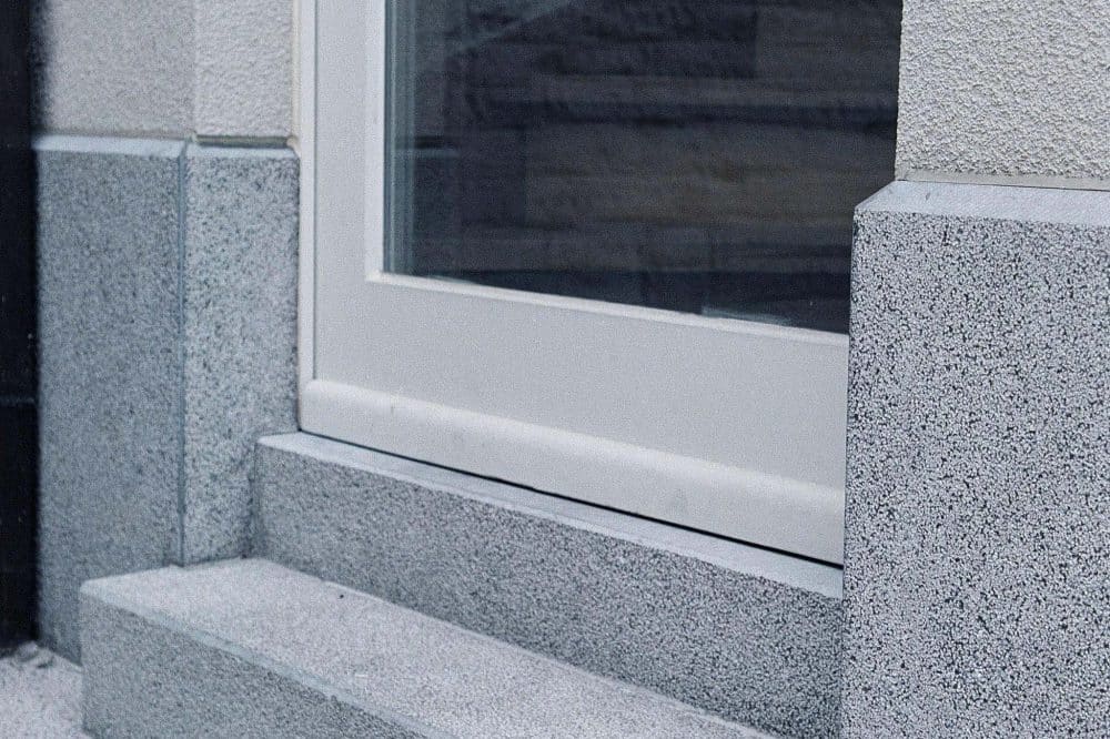 Finish : Bush Hammered