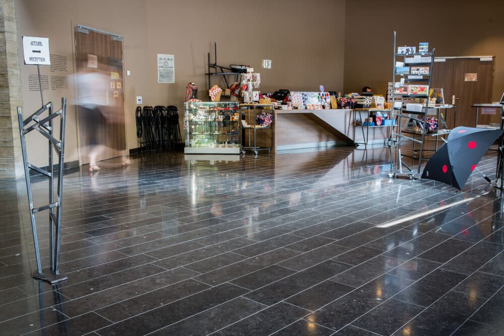 Tegels blauwe steen - Zwart Gezoet - Het museum van Fromelles - Belgische blauwe hardsteen