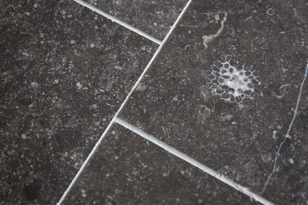 Tegels blauwe steen - Zwart Gezoet - Het museum van Fromelles - Belgische blauwe hardsteen