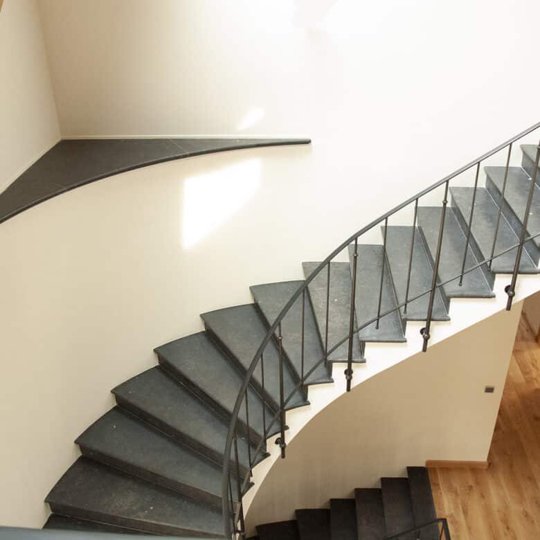 Belgische Blauwe Steen - Binnentrap - Afwerking : Zwart Gezoet