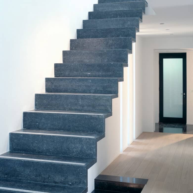 Belgische Blauwe Steen - Binnentrap - Afwerking : Blauw Gezoet