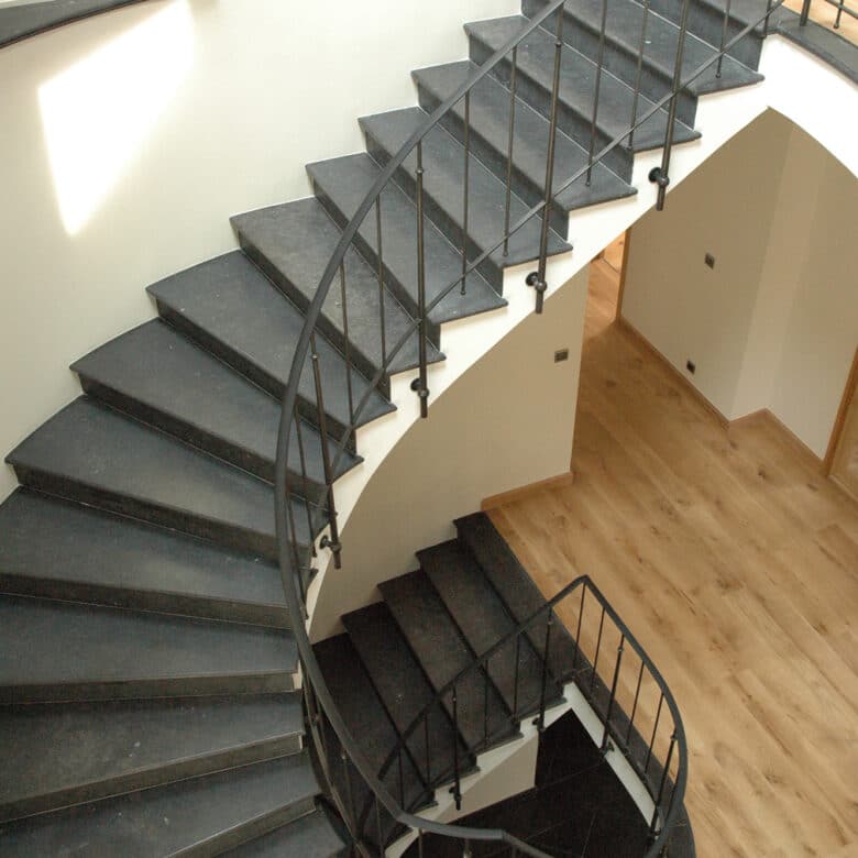 Belgische Blauwe Steen - Binnentrap - Afwerking : Zwart Gezoet